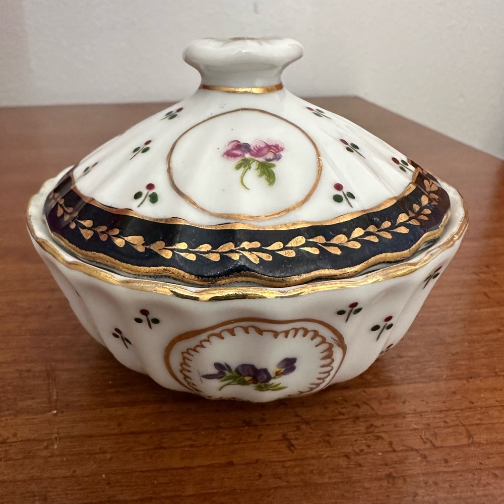 LIMOGES FRANCE DECOR TRINKET BOX W/ LID